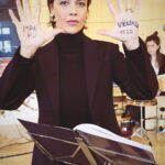 Roberta Giarrusso Instagram - Oggi è stata una giornata meravigliosa con gli studenti di Cascia Ragazzi giovani e attenti a un tema tanto delicato come quello della violenza sulle donne e della violenza in tutti sensi È stato bello condividere con voi Grazie al sindaco Mario de Carolis All’assessore alla cultura Monica del Piano per averci ospitato e ovviamente anche alla Sala della Pace E Grazie a miei amici colleghi @pino_quartullo @margina68 @giorgiom.94