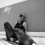 Roberta Giarrusso Instagram - Da sempre mi piace stare seduta per terra Chi mi conosce lo sa È il mio contatto terreno Viaggio tra le nuvole come Alice ma ogni tanto mi piace atterrare Pic by @gioelevettraino