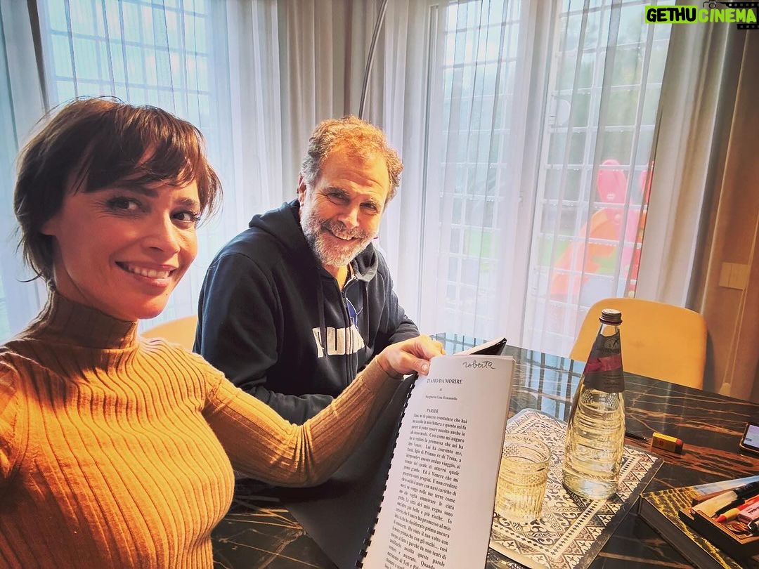 Roberta Giarrusso Instagram - Letture con @pino_quartullo Ci vediamo domani a Cascia con “TI AMO DA MORIRE” testo di Margherita Gina Romaniello presso la Basilica di Santa Rita, sarà un incontro con gli studenti per affrontare il delicato tema sulla violenza contro le donne A domani ❤️