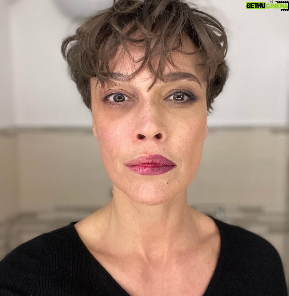 Roberta Giarrusso Instagram - Divisa tra me e Giulia 🎬 “GARBAGE MAN” La magia del make-up di @castelluccisilvia E L’hairstyle di @radu3553