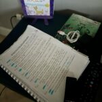 Roberta Giarrusso Instagram - Vado a dormire col copione,mi sveglio col copione, cammino per casa e parlo da sola recitando le battute, piango, rido, poi ritorno alla realtà, poi ritorno sul copione. C’est la vie!!! E mi piace assai ❤️