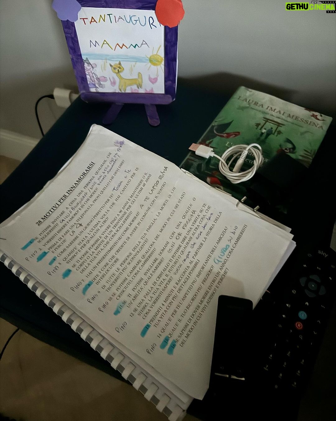 Roberta Giarrusso Instagram - Vado a dormire col copione,mi sveglio col copione, cammino per casa e parlo da sola recitando le battute, piango, rido, poi ritorno alla realtà, poi ritorno sul copione. C’est la vie!!! E mi piace assai ❤️