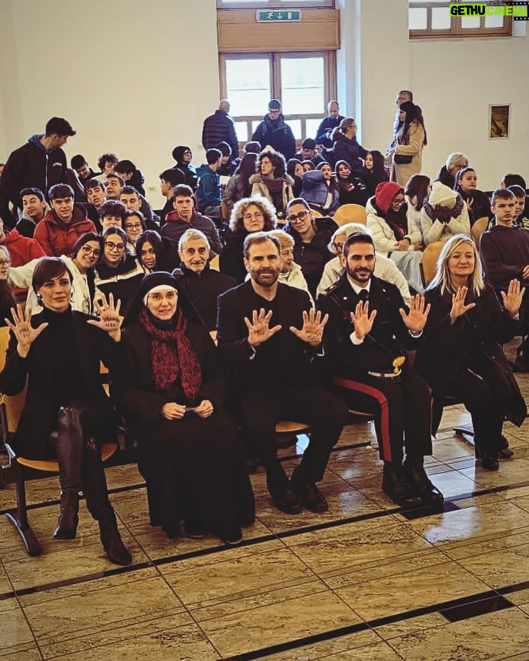 Roberta Giarrusso Instagram - Oggi è stata una giornata meravigliosa con gli studenti di Cascia Ragazzi giovani e attenti a un tema tanto delicato come quello della violenza sulle donne e della violenza in tutti sensi È stato bello condividere con voi Grazie al sindaco Mario de Carolis All’assessore alla cultura Monica del Piano per averci ospitato e ovviamente anche alla Sala della Pace E Grazie a miei amici colleghi @pino_quartullo @margina68 @giorgiom.94