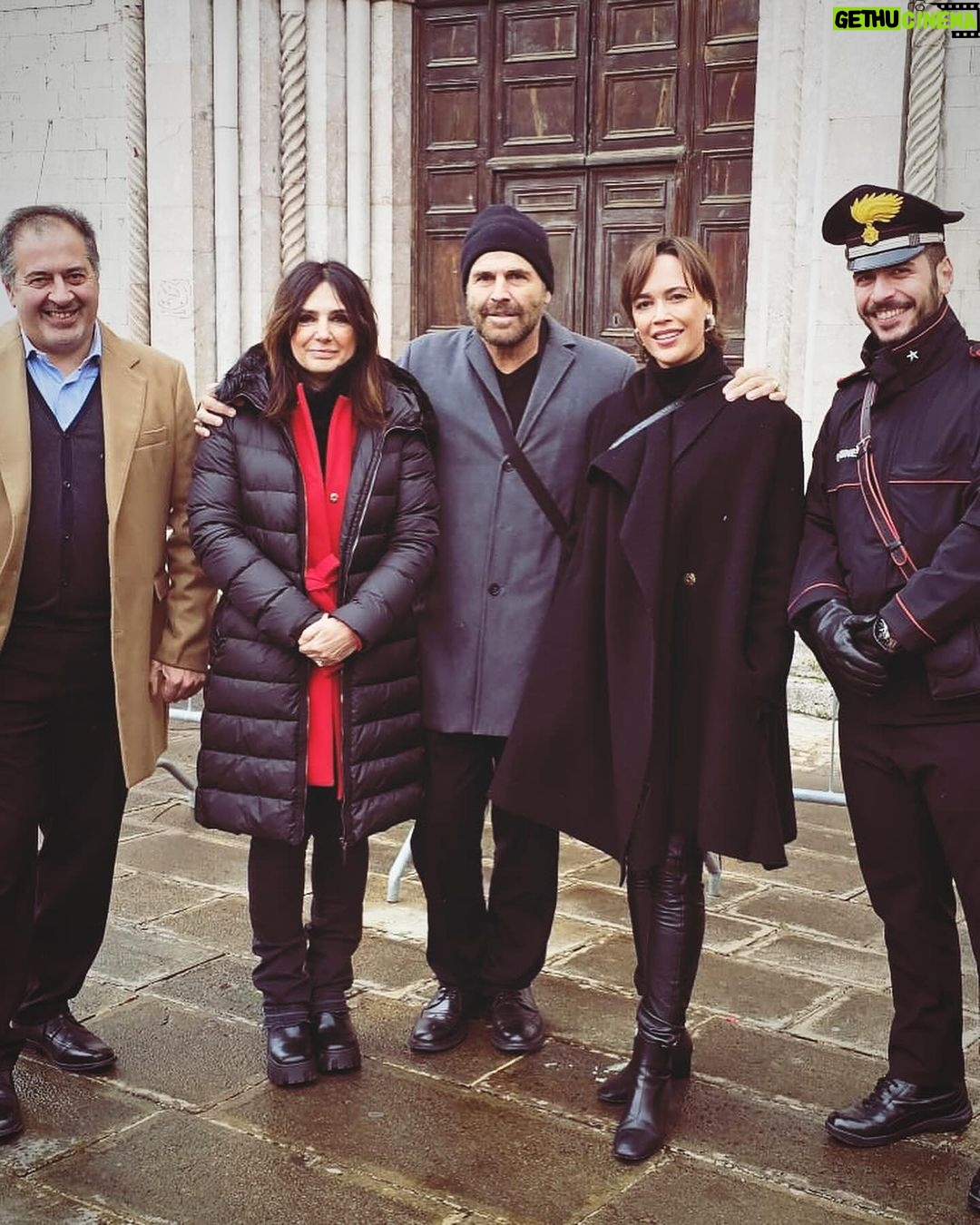 Roberta Giarrusso Instagram - Oggi è stata una giornata meravigliosa con gli studenti di Cascia Ragazzi giovani e attenti a un tema tanto delicato come quello della violenza sulle donne e della violenza in tutti sensi È stato bello condividere con voi Grazie al sindaco Mario de Carolis All’assessore alla cultura Monica del Piano per averci ospitato e ovviamente anche alla Sala della Pace E Grazie a miei amici colleghi @pino_quartullo @margina68 @giorgiom.94