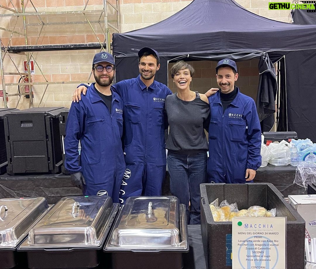 Roberta Giarrusso Instagram - Ha della magia quello che è accaduto su questo set fin dal primo giorno che è iniziato Tante emozioni, risate, lacrime e tanta tanta passione per questo lavoro meraviglioso Quando ero un po’ malinconica perché eravamo alla fine delle riprese un caro amico del set mi ha detto che bisogna saper mettere un punto anche alle cose belle perché nel cuore portiamo un bel ricordo che nessuno può toglierci. “IL RICORDO È L’UNICO PARADISO DAL QUALE NON POSSIAMO ESSERE CACCIATI” GB ❤️