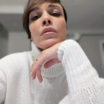 Roberta Giarrusso Instagram – Faccia da post pranzo natalizio 😵💫
Buon Natale 🤣