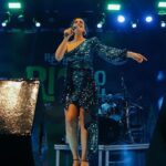 Roberta Sá Instagram - Começar o ano cantando, levando música para as pessoas, foi lindo demais, Madureira 💙 Feliz ano novo ✨ Amo cantar pra vocês! Obrigada por este presente! Feliz ano novo pra todo mundo! Stlyling: @marina____franco Makeup: @laispiubel 📸: @filipiescudine Madureira, Rio De Janeiro, Brazil