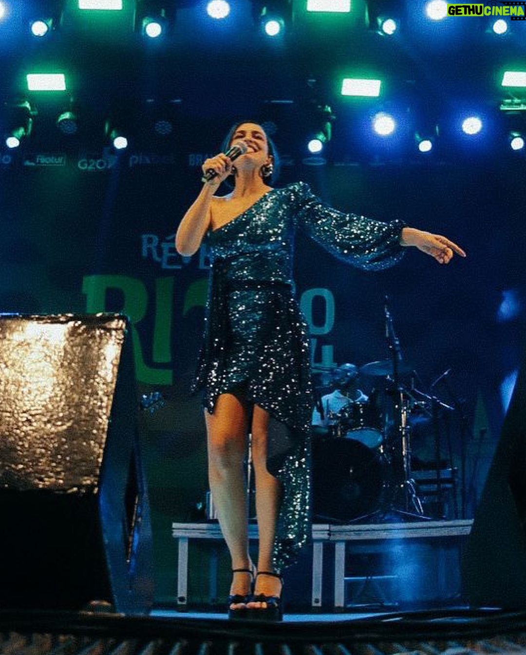 Roberta Sá Instagram - Começar o ano cantando, levando música para as pessoas, foi lindo demais, Madureira 💙 Feliz ano novo ✨ Amo cantar pra vocês! Obrigada por este presente! Feliz ano novo pra todo mundo! Stlyling: @marina____franco Makeup: @laispiubel 📸: @filipiescudine Madureira, Rio De Janeiro, Brazil