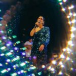 Roberta Sá Instagram - Começar o ano cantando, levando música para as pessoas, foi lindo demais, Madureira 💙 Feliz ano novo ✨ Amo cantar pra vocês! Obrigada por este presente! Feliz ano novo pra todo mundo! Stlyling: @marina____franco Makeup: @laispiubel 📸: @filipiescudine Madureira, Rio De Janeiro, Brazil
