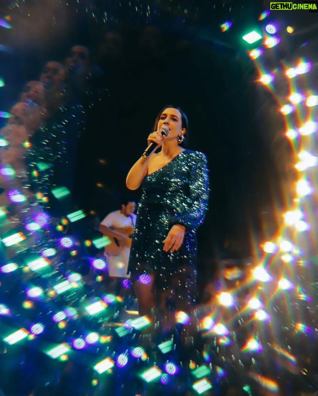 Roberta Sá Instagram - Começar o ano cantando, levando música para as pessoas, foi lindo demais, Madureira 💙 Feliz ano novo ✨ Amo cantar pra vocês! Obrigada por este presente! Feliz ano novo pra todo mundo! Stlyling: @marina____franco Makeup: @laispiubel 📸: @filipiescudine Madureira, Rio De Janeiro, Brazil