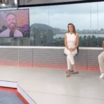 Roberta Sá Instagram - Muito feliz de ver o samba representado pelos palcos cariocas neste Réveillon ✨ E levei essa alegria ao RJ TV de hoje, comandado pela queridíssima @marigross1, pra lembrar que neste domingão estarei na festa da virada do Palco Madureira, no bairro que respira samba! O Sambasá começa por volta das 22h e terei a grande honra de contar com a participação especial da Velha Guarda da Portela. Venham! Vamos celebrar a chegada de 2024 🎊 Central Globo de Jornalismo