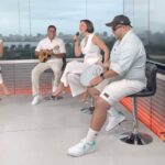 Roberta Sá Instagram - Muito feliz de ver o samba representado pelos palcos cariocas neste Réveillon ✨ E levei essa alegria ao RJ TV de hoje, comandado pela queridíssima @marigross1, pra lembrar que neste domingão estarei na festa da virada do Palco Madureira, no bairro que respira samba! O Sambasá começa por volta das 22h e terei a grande honra de contar com a participação especial da Velha Guarda da Portela. Venham! Vamos celebrar a chegada de 2024 🎊 Central Globo de Jornalismo