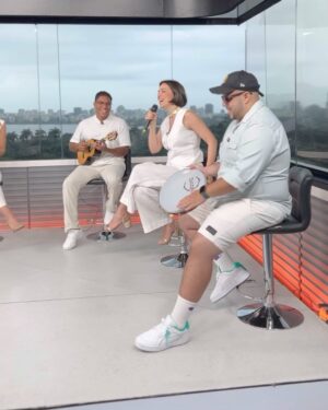 Roberta Sá Instagram - Muito feliz de ver o samba representado pelos palcos cariocas neste Réveillon ✨ E levei essa alegria ao RJ TV de hoje, comandado pela queridíssima @marigross1, pra lembrar que neste domingão estarei na festa da virada do Palco Madureira, no bairro que respira samba! 

O Sambasá começa por volta das 22h e terei a grande honra de contar com a participação especial da Velha Guarda da Portela. Venham! Vamos celebrar a chegada de 2024 🎊
