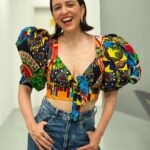 Roberta Sá Instagram - Fiquei muito honrada quando recebi o convite para homenagear a obra de @oficialnelsonrufino - que, pra mim, tem como maior característica a elegância de suas composições. É de Nelson alguns dos grandes sucessos do repertório de @zecapagodinho, como "Verdade" e "Pago Pra Ver", por exemplo. Foi emocionante ver a Concha Acústica do @teatrocastroalvesoficial lotada pra acompanhar esse festival que há 21 anos celebra a cultura brasileira. O Festival de Música da @educadorafmba me trouxe a oportunidade de cantar os sambas de amor arrebatadores tecidos por esse grande artista! Obrigada, Salvador, pela recepção tão calorosa 🔥 Agradeço também a todos os envolvidos na realização desse evento lindo. Vida longa ao Festival de Música da Educadora FM! Look: @meninosrei | @juniorrochassa 📸 @alaanmonteiro + @talitacostaproductions + Junior Rocha + Isis Araujo / Educadora FM 🎥 @pedro_seiler Concha Acústica do Teatro Castro Alves