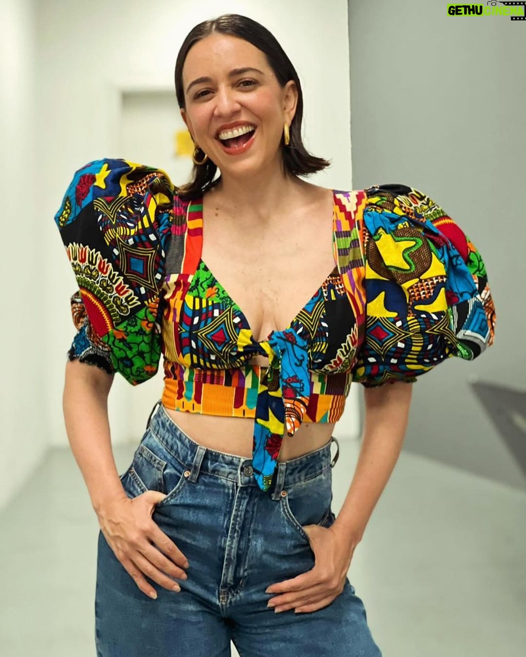 Roberta Sá Instagram - Fiquei muito honrada quando recebi o convite para homenagear a obra de @oficialnelsonrufino - que, pra mim, tem como maior característica a elegância de suas composições. É de Nelson alguns dos grandes sucessos do repertório de @zecapagodinho, como "Verdade" e "Pago Pra Ver", por exemplo. Foi emocionante ver a Concha Acústica do @teatrocastroalvesoficial lotada pra acompanhar esse festival que há 21 anos celebra a cultura brasileira. O Festival de Música da @educadorafmba me trouxe a oportunidade de cantar os sambas de amor arrebatadores tecidos por esse grande artista! Obrigada, Salvador, pela recepção tão calorosa 🔥 Agradeço também a todos os envolvidos na realização desse evento lindo. Vida longa ao Festival de Música da Educadora FM! Look: @meninosrei | @juniorrochassa 📸 @alaanmonteiro + @talitacostaproductions + Junior Rocha + Isis Araujo / Educadora FM 🎥 @pedro_seiler Concha Acústica do Teatro Castro Alves