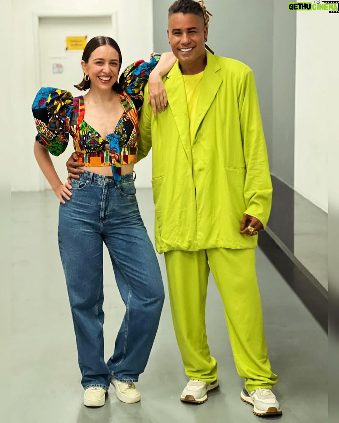 Roberta Sá Instagram - Fiquei muito honrada quando recebi o convite para homenagear a obra de @oficialnelsonrufino - que, pra mim, tem como maior característica a elegância de suas composições. É de Nelson alguns dos grandes sucessos do repertório de @zecapagodinho, como "Verdade" e "Pago Pra Ver", por exemplo. Foi emocionante ver a Concha Acústica do @teatrocastroalvesoficial lotada pra acompanhar esse festival que há 21 anos celebra a cultura brasileira. O Festival de Música da @educadorafmba me trouxe a oportunidade de cantar os sambas de amor arrebatadores tecidos por esse grande artista! Obrigada, Salvador, pela recepção tão calorosa 🔥 Agradeço também a todos os envolvidos na realização desse evento lindo. Vida longa ao Festival de Música da Educadora FM! Look: @meninosrei | @juniorrochassa 📸 @alaanmonteiro + @talitacostaproductions + Junior Rocha + Isis Araujo / Educadora FM 🎥 @pedro_seiler Concha Acústica do Teatro Castro Alves