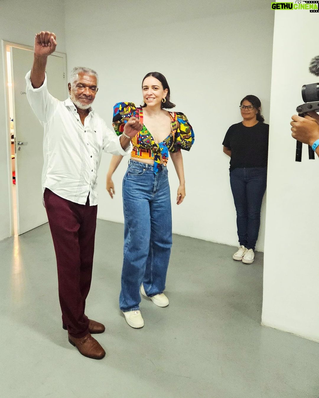 Roberta Sá Instagram - Fiquei muito honrada quando recebi o convite para homenagear a obra de @oficialnelsonrufino - que, pra mim, tem como maior característica a elegância de suas composições. É de Nelson alguns dos grandes sucessos do repertório de @zecapagodinho, como "Verdade" e "Pago Pra Ver", por exemplo. Foi emocionante ver a Concha Acústica do @teatrocastroalvesoficial lotada pra acompanhar esse festival que há 21 anos celebra a cultura brasileira. O Festival de Música da @educadorafmba me trouxe a oportunidade de cantar os sambas de amor arrebatadores tecidos por esse grande artista! Obrigada, Salvador, pela recepção tão calorosa 🔥 Agradeço também a todos os envolvidos na realização desse evento lindo. Vida longa ao Festival de Música da Educadora FM! Look: @meninosrei | @juniorrochassa 📸 @alaanmonteiro + @talitacostaproductions + Junior Rocha + Isis Araujo / Educadora FM 🎥 @pedro_seiler Concha Acústica do Teatro Castro Alves
