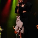 Roberta Sá Instagram - Quero agradecer a todos que estavam no show em Recife, essa cidade tão amada que me recebe tão bem. Bom demais reencontrar vocês! Que coro bonito, do início ao fim! Obrigada! Foi um show especialmente desafiador e preciso contar pra vocês. Até na emergência pediátrica fui bater. Dois dias de febre muito alta da pequena me preocuparam bastante. E mãe, estrada, tem muita coragem sim, mas muita culpa pra fazer isso tudo acontecer. Às vezes me pergunto se é certo expor minha filha a tanto avião, tanto movimento. Sabe? Difícil. Mas preciso e quero trabalhar. E é muito gratificante quando tá todo mundo cantando feliz. Me sinto inteira e realizada e sei do privilégio que tenho de poder levá-la comigo. Amanheci na sexta com a virose da Lina em mim. Nada mais normal pegar virose de filho, né? Um salve para o corticoide e o antibiótico (que eu tomei, não ela!). Raspei a energia que tinha pra não cancelar o show. Aí, hoje, li algumas cobranças sobre o fato de eu não ter atendido fãs. De fato, desde a gravidez, não tenho atendido. Não tem sido fisicamente possível pra mim. Pelo cansaço, e também porque amamento. Acabei o show, recebi pouquíssimos amigos - que inclusive me ajudaram no corre pronto socorro - e fui pro hotel. Quando cheguei, minha filha tinha acabado de acordar. Amamentei, coloquei-a de volta pra dormir. Dormimos até 5 da manhã. Amamentei de novo. Dormimos até as 8h. Depois de ter entregado um show inteiro, exausta, com febre, calafrio e cuidando de um bebê de 11 meses. Tenho lido muito sobre a falta de apoio da sociedade com a lactante e agora sinto na pele. Podia fingir que não ligo. Mas fico triste. Tô fazendo o que posso, até além. Não consigo mais que isso. Eu sempre atendo todo mundo. Mas até a Lina desmamar naturalmente, eu vou sair do show correndo para amamentá-la. Isso é inegociável pra mim. Ela primeiro, sempre. Fato que um homem jamais entenderá a exaustão que é carregar um bebê nove meses e depois parir, amamentar, isso tudo trabalhando, sorrindo, se entregando, no palco. Mas isso é outro assunto. No mais, sejam gentis com as mães. PS.: Lina tá ótima, eu tô um bagaço. Vamos ficar bem! 📸 + 🎥 @flaveetcho @pedro_seiler @toscano_pedro Teatro Guararapes