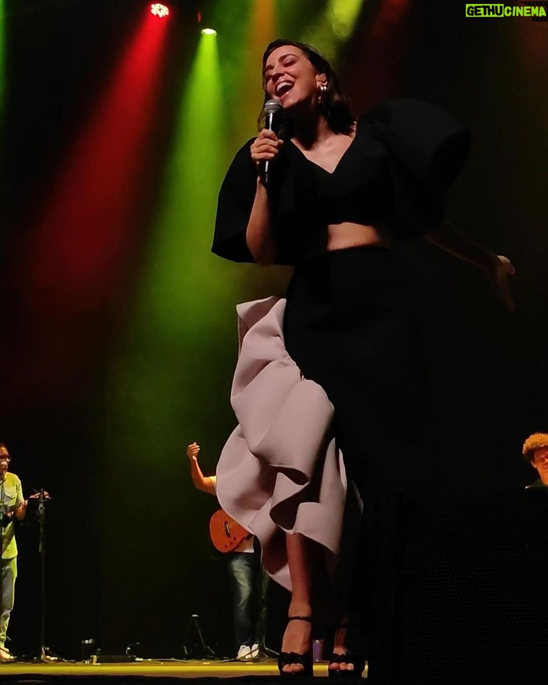 Roberta Sá Instagram - Quero agradecer a todos que estavam no show em Recife, essa cidade tão amada que me recebe tão bem. Bom demais reencontrar vocês! Que coro bonito, do início ao fim! Obrigada! Foi um show especialmente desafiador e preciso contar pra vocês. Até na emergência pediátrica fui bater. Dois dias de febre muito alta da pequena me preocuparam bastante. E mãe, estrada, tem muita coragem sim, mas muita culpa pra fazer isso tudo acontecer. Às vezes me pergunto se é certo expor minha filha a tanto avião, tanto movimento. Sabe? Difícil. Mas preciso e quero trabalhar. E é muito gratificante quando tá todo mundo cantando feliz. Me sinto inteira e realizada e sei do privilégio que tenho de poder levá-la comigo. Amanheci na sexta com a virose da Lina em mim. Nada mais normal pegar virose de filho, né? Um salve para o corticoide e o antibiótico (que eu tomei, não ela!). Raspei a energia que tinha pra não cancelar o show. Aí, hoje, li algumas cobranças sobre o fato de eu não ter atendido fãs. De fato, desde a gravidez, não tenho atendido. Não tem sido fisicamente possível pra mim. Pelo cansaço, e também porque amamento. Acabei o show, recebi pouquíssimos amigos - que inclusive me ajudaram no corre pronto socorro - e fui pro hotel. Quando cheguei, minha filha tinha acabado de acordar. Amamentei, coloquei-a de volta pra dormir. Dormimos até 5 da manhã. Amamentei de novo. Dormimos até as 8h. Depois de ter entregado um show inteiro, exausta, com febre, calafrio e cuidando de um bebê de 11 meses. Tenho lido muito sobre a falta de apoio da sociedade com a lactante e agora sinto na pele. Podia fingir que não ligo. Mas fico triste. Tô fazendo o que posso, até além. Não consigo mais que isso. Eu sempre atendo todo mundo. Mas até a Lina desmamar naturalmente, eu vou sair do show correndo para amamentá-la. Isso é inegociável pra mim. Ela primeiro, sempre. Fato que um homem jamais entenderá a exaustão que é carregar um bebê nove meses e depois parir, amamentar, isso tudo trabalhando, sorrindo, se entregando, no palco. Mas isso é outro assunto. No mais, sejam gentis com as mães. PS.: Lina tá ótima, eu tô um bagaço. Vamos ficar bem! 📸 + 🎥 @flaveetcho @pedro_seiler @toscano_pedro Teatro Guararapes