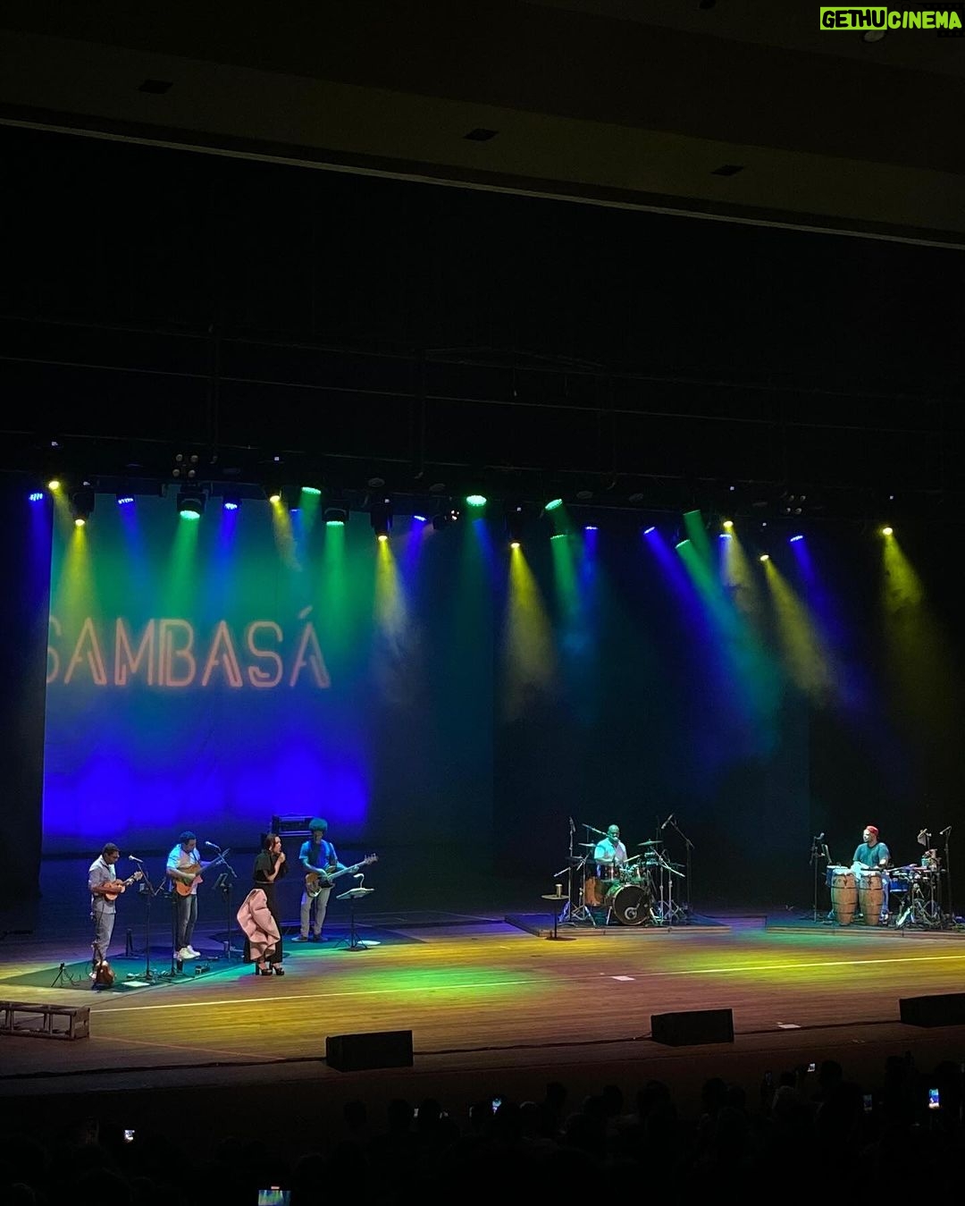 Roberta Sá Instagram - Quero agradecer a todos que estavam no show em Recife, essa cidade tão amada que me recebe tão bem. Bom demais reencontrar vocês! Que coro bonito, do início ao fim! Obrigada! Foi um show especialmente desafiador e preciso contar pra vocês. Até na emergência pediátrica fui bater. Dois dias de febre muito alta da pequena me preocuparam bastante. E mãe, estrada, tem muita coragem sim, mas muita culpa pra fazer isso tudo acontecer. Às vezes me pergunto se é certo expor minha filha a tanto avião, tanto movimento. Sabe? Difícil. Mas preciso e quero trabalhar. E é muito gratificante quando tá todo mundo cantando feliz. Me sinto inteira e realizada e sei do privilégio que tenho de poder levá-la comigo. Amanheci na sexta com a virose da Lina em mim. Nada mais normal pegar virose de filho, né? Um salve para o corticoide e o antibiótico (que eu tomei, não ela!). Raspei a energia que tinha pra não cancelar o show. Aí, hoje, li algumas cobranças sobre o fato de eu não ter atendido fãs. De fato, desde a gravidez, não tenho atendido. Não tem sido fisicamente possível pra mim. Pelo cansaço, e também porque amamento. Acabei o show, recebi pouquíssimos amigos - que inclusive me ajudaram no corre pronto socorro - e fui pro hotel. Quando cheguei, minha filha tinha acabado de acordar. Amamentei, coloquei-a de volta pra dormir. Dormimos até 5 da manhã. Amamentei de novo. Dormimos até as 8h. Depois de ter entregado um show inteiro, exausta, com febre, calafrio e cuidando de um bebê de 11 meses. Tenho lido muito sobre a falta de apoio da sociedade com a lactante e agora sinto na pele. Podia fingir que não ligo. Mas fico triste. Tô fazendo o que posso, até além. Não consigo mais que isso. Eu sempre atendo todo mundo. Mas até a Lina desmamar naturalmente, eu vou sair do show correndo para amamentá-la. Isso é inegociável pra mim. Ela primeiro, sempre. Fato que um homem jamais entenderá a exaustão que é carregar um bebê nove meses e depois parir, amamentar, isso tudo trabalhando, sorrindo, se entregando, no palco. Mas isso é outro assunto. No mais, sejam gentis com as mães. PS.: Lina tá ótima, eu tô um bagaço. Vamos ficar bem! 📸 + 🎥 @flaveetcho @pedro_seiler @toscano_pedro Teatro Guararapes
