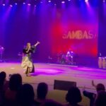 Roberta Sá Instagram - Quero agradecer a todos que estavam no show em Recife, essa cidade tão amada que me recebe tão bem. Bom demais reencontrar vocês! Que coro bonito, do início ao fim! Obrigada! Foi um show especialmente desafiador e preciso contar pra vocês. Até na emergência pediátrica fui bater. Dois dias de febre muito alta da pequena me preocuparam bastante. E mãe, estrada, tem muita coragem sim, mas muita culpa pra fazer isso tudo acontecer. Às vezes me pergunto se é certo expor minha filha a tanto avião, tanto movimento. Sabe? Difícil. Mas preciso e quero trabalhar. E é muito gratificante quando tá todo mundo cantando feliz. Me sinto inteira e realizada e sei do privilégio que tenho de poder levá-la comigo. Amanheci na sexta com a virose da Lina em mim. Nada mais normal pegar virose de filho, né? Um salve para o corticoide e o antibiótico (que eu tomei, não ela!). Raspei a energia que tinha pra não cancelar o show. Aí, hoje, li algumas cobranças sobre o fato de eu não ter atendido fãs. De fato, desde a gravidez, não tenho atendido. Não tem sido fisicamente possível pra mim. Pelo cansaço, e também porque amamento. Acabei o show, recebi pouquíssimos amigos - que inclusive me ajudaram no corre pronto socorro - e fui pro hotel. Quando cheguei, minha filha tinha acabado de acordar. Amamentei, coloquei-a de volta pra dormir. Dormimos até 5 da manhã. Amamentei de novo. Dormimos até as 8h. Depois de ter entregado um show inteiro, exausta, com febre, calafrio e cuidando de um bebê de 11 meses. Tenho lido muito sobre a falta de apoio da sociedade com a lactante e agora sinto na pele. Podia fingir que não ligo. Mas fico triste. Tô fazendo o que posso, até além. Não consigo mais que isso. Eu sempre atendo todo mundo. Mas até a Lina desmamar naturalmente, eu vou sair do show correndo para amamentá-la. Isso é inegociável pra mim. Ela primeiro, sempre. Fato que um homem jamais entenderá a exaustão que é carregar um bebê nove meses e depois parir, amamentar, isso tudo trabalhando, sorrindo, se entregando, no palco. Mas isso é outro assunto. No mais, sejam gentis com as mães. PS.: Lina tá ótima, eu tô um bagaço. Vamos ficar bem! 📸 + 🎥 @flaveetcho @pedro_seiler @toscano_pedro Teatro Guararapes