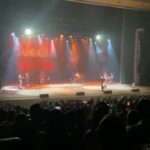 Roberta Sá Instagram - Quero agradecer a todos que estavam no show em Recife, essa cidade tão amada que me recebe tão bem. Bom demais reencontrar vocês! Que coro bonito, do início ao fim! Obrigada! Foi um show especialmente desafiador e preciso contar pra vocês. Até na emergência pediátrica fui bater. Dois dias de febre muito alta da pequena me preocuparam bastante. E mãe, estrada, tem muita coragem sim, mas muita culpa pra fazer isso tudo acontecer. Às vezes me pergunto se é certo expor minha filha a tanto avião, tanto movimento. Sabe? Difícil. Mas preciso e quero trabalhar. E é muito gratificante quando tá todo mundo cantando feliz. Me sinto inteira e realizada e sei do privilégio que tenho de poder levá-la comigo. Amanheci na sexta com a virose da Lina em mim. Nada mais normal pegar virose de filho, né? Um salve para o corticoide e o antibiótico (que eu tomei, não ela!). Raspei a energia que tinha pra não cancelar o show. Aí, hoje, li algumas cobranças sobre o fato de eu não ter atendido fãs. De fato, desde a gravidez, não tenho atendido. Não tem sido fisicamente possível pra mim. Pelo cansaço, e também porque amamento. Acabei o show, recebi pouquíssimos amigos - que inclusive me ajudaram no corre pronto socorro - e fui pro hotel. Quando cheguei, minha filha tinha acabado de acordar. Amamentei, coloquei-a de volta pra dormir. Dormimos até 5 da manhã. Amamentei de novo. Dormimos até as 8h. Depois de ter entregado um show inteiro, exausta, com febre, calafrio e cuidando de um bebê de 11 meses. Tenho lido muito sobre a falta de apoio da sociedade com a lactante e agora sinto na pele. Podia fingir que não ligo. Mas fico triste. Tô fazendo o que posso, até além. Não consigo mais que isso. Eu sempre atendo todo mundo. Mas até a Lina desmamar naturalmente, eu vou sair do show correndo para amamentá-la. Isso é inegociável pra mim. Ela primeiro, sempre. Fato que um homem jamais entenderá a exaustão que é carregar um bebê nove meses e depois parir, amamentar, isso tudo trabalhando, sorrindo, se entregando, no palco. Mas isso é outro assunto. No mais, sejam gentis com as mães. PS.: Lina tá ótima, eu tô um bagaço. Vamos ficar bem! 📸 + 🎥 @flaveetcho @pedro_seiler @toscano_pedro Teatro Guararapes