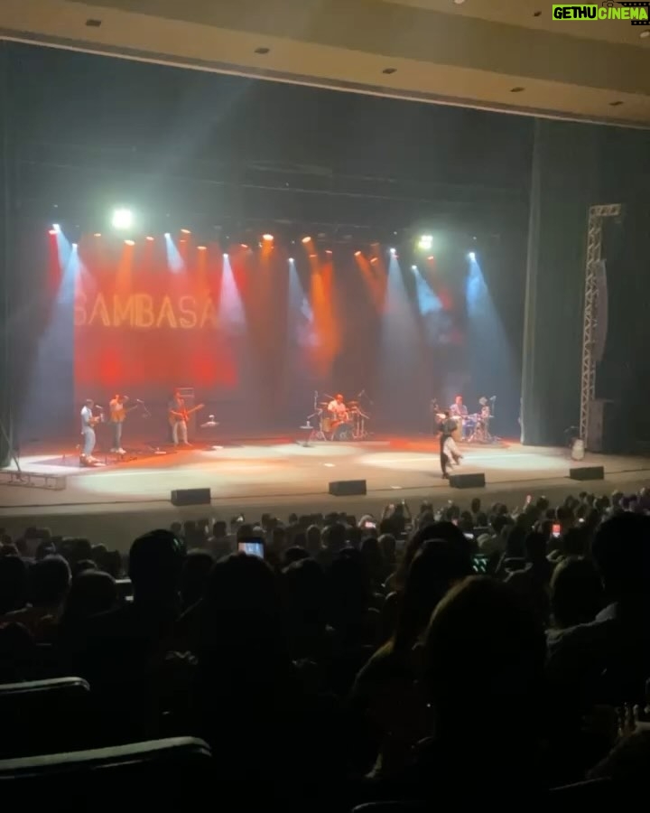 Roberta Sá Instagram - Quero agradecer a todos que estavam no show em Recife, essa cidade tão amada que me recebe tão bem. Bom demais reencontrar vocês! Que coro bonito, do início ao fim! Obrigada! Foi um show especialmente desafiador e preciso contar pra vocês. Até na emergência pediátrica fui bater. Dois dias de febre muito alta da pequena me preocuparam bastante. E mãe, estrada, tem muita coragem sim, mas muita culpa pra fazer isso tudo acontecer. Às vezes me pergunto se é certo expor minha filha a tanto avião, tanto movimento. Sabe? Difícil. Mas preciso e quero trabalhar. E é muito gratificante quando tá todo mundo cantando feliz. Me sinto inteira e realizada e sei do privilégio que tenho de poder levá-la comigo. Amanheci na sexta com a virose da Lina em mim. Nada mais normal pegar virose de filho, né? Um salve para o corticoide e o antibiótico (que eu tomei, não ela!). Raspei a energia que tinha pra não cancelar o show. Aí, hoje, li algumas cobranças sobre o fato de eu não ter atendido fãs. De fato, desde a gravidez, não tenho atendido. Não tem sido fisicamente possível pra mim. Pelo cansaço, e também porque amamento. Acabei o show, recebi pouquíssimos amigos - que inclusive me ajudaram no corre pronto socorro - e fui pro hotel. Quando cheguei, minha filha tinha acabado de acordar. Amamentei, coloquei-a de volta pra dormir. Dormimos até 5 da manhã. Amamentei de novo. Dormimos até as 8h. Depois de ter entregado um show inteiro, exausta, com febre, calafrio e cuidando de um bebê de 11 meses. Tenho lido muito sobre a falta de apoio da sociedade com a lactante e agora sinto na pele. Podia fingir que não ligo. Mas fico triste. Tô fazendo o que posso, até além. Não consigo mais que isso. Eu sempre atendo todo mundo. Mas até a Lina desmamar naturalmente, eu vou sair do show correndo para amamentá-la. Isso é inegociável pra mim. Ela primeiro, sempre. Fato que um homem jamais entenderá a exaustão que é carregar um bebê nove meses e depois parir, amamentar, isso tudo trabalhando, sorrindo, se entregando, no palco. Mas isso é outro assunto. No mais, sejam gentis com as mães. PS.: Lina tá ótima, eu tô um bagaço. Vamos ficar bem! 📸 + 🎥 @flaveetcho @pedro_seiler @toscano_pedro Teatro Guararapes