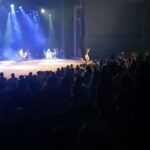 Roberta Sá Instagram - Quero agradecer a todos que estavam no show em Recife, essa cidade tão amada que me recebe tão bem. Bom demais reencontrar vocês! Que coro bonito, do início ao fim! Obrigada! Foi um show especialmente desafiador e preciso contar pra vocês. Até na emergência pediátrica fui bater. Dois dias de febre muito alta da pequena me preocuparam bastante. E mãe, estrada, tem muita coragem sim, mas muita culpa pra fazer isso tudo acontecer. Às vezes me pergunto se é certo expor minha filha a tanto avião, tanto movimento. Sabe? Difícil. Mas preciso e quero trabalhar. E é muito gratificante quando tá todo mundo cantando feliz. Me sinto inteira e realizada e sei do privilégio que tenho de poder levá-la comigo. Amanheci na sexta com a virose da Lina em mim. Nada mais normal pegar virose de filho, né? Um salve para o corticoide e o antibiótico (que eu tomei, não ela!). Raspei a energia que tinha pra não cancelar o show. Aí, hoje, li algumas cobranças sobre o fato de eu não ter atendido fãs. De fato, desde a gravidez, não tenho atendido. Não tem sido fisicamente possível pra mim. Pelo cansaço, e também porque amamento. Acabei o show, recebi pouquíssimos amigos - que inclusive me ajudaram no corre pronto socorro - e fui pro hotel. Quando cheguei, minha filha tinha acabado de acordar. Amamentei, coloquei-a de volta pra dormir. Dormimos até 5 da manhã. Amamentei de novo. Dormimos até as 8h. Depois de ter entregado um show inteiro, exausta, com febre, calafrio e cuidando de um bebê de 11 meses. Tenho lido muito sobre a falta de apoio da sociedade com a lactante e agora sinto na pele. Podia fingir que não ligo. Mas fico triste. Tô fazendo o que posso, até além. Não consigo mais que isso. Eu sempre atendo todo mundo. Mas até a Lina desmamar naturalmente, eu vou sair do show correndo para amamentá-la. Isso é inegociável pra mim. Ela primeiro, sempre. Fato que um homem jamais entenderá a exaustão que é carregar um bebê nove meses e depois parir, amamentar, isso tudo trabalhando, sorrindo, se entregando, no palco. Mas isso é outro assunto. No mais, sejam gentis com as mães. PS.: Lina tá ótima, eu tô um bagaço. Vamos ficar bem! 📸 + 🎥 @flaveetcho @pedro_seiler @toscano_pedro Teatro Guararapes