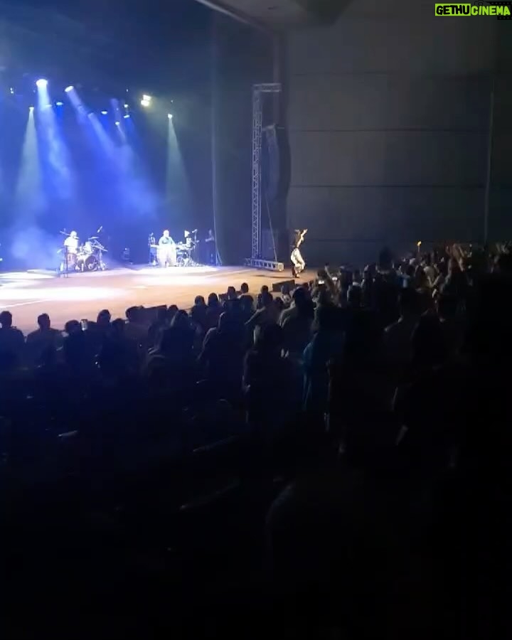 Roberta Sá Instagram - Quero agradecer a todos que estavam no show em Recife, essa cidade tão amada que me recebe tão bem. Bom demais reencontrar vocês! Que coro bonito, do início ao fim! Obrigada! Foi um show especialmente desafiador e preciso contar pra vocês. Até na emergência pediátrica fui bater. Dois dias de febre muito alta da pequena me preocuparam bastante. E mãe, estrada, tem muita coragem sim, mas muita culpa pra fazer isso tudo acontecer. Às vezes me pergunto se é certo expor minha filha a tanto avião, tanto movimento. Sabe? Difícil. Mas preciso e quero trabalhar. E é muito gratificante quando tá todo mundo cantando feliz. Me sinto inteira e realizada e sei do privilégio que tenho de poder levá-la comigo. Amanheci na sexta com a virose da Lina em mim. Nada mais normal pegar virose de filho, né? Um salve para o corticoide e o antibiótico (que eu tomei, não ela!). Raspei a energia que tinha pra não cancelar o show. Aí, hoje, li algumas cobranças sobre o fato de eu não ter atendido fãs. De fato, desde a gravidez, não tenho atendido. Não tem sido fisicamente possível pra mim. Pelo cansaço, e também porque amamento. Acabei o show, recebi pouquíssimos amigos - que inclusive me ajudaram no corre pronto socorro - e fui pro hotel. Quando cheguei, minha filha tinha acabado de acordar. Amamentei, coloquei-a de volta pra dormir. Dormimos até 5 da manhã. Amamentei de novo. Dormimos até as 8h. Depois de ter entregado um show inteiro, exausta, com febre, calafrio e cuidando de um bebê de 11 meses. Tenho lido muito sobre a falta de apoio da sociedade com a lactante e agora sinto na pele. Podia fingir que não ligo. Mas fico triste. Tô fazendo o que posso, até além. Não consigo mais que isso. Eu sempre atendo todo mundo. Mas até a Lina desmamar naturalmente, eu vou sair do show correndo para amamentá-la. Isso é inegociável pra mim. Ela primeiro, sempre. Fato que um homem jamais entenderá a exaustão que é carregar um bebê nove meses e depois parir, amamentar, isso tudo trabalhando, sorrindo, se entregando, no palco. Mas isso é outro assunto. No mais, sejam gentis com as mães. PS.: Lina tá ótima, eu tô um bagaço. Vamos ficar bem! 📸 + 🎥 @flaveetcho @pedro_seiler @toscano_pedro Teatro Guararapes