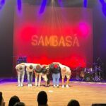 Roberta Sá Instagram - Quero agradecer a todos que estavam no show em Recife, essa cidade tão amada que me recebe tão bem. Bom demais reencontrar vocês! Que coro bonito, do início ao fim! Obrigada! Foi um show especialmente desafiador e preciso contar pra vocês. Até na emergência pediátrica fui bater. Dois dias de febre muito alta da pequena me preocuparam bastante. E mãe, estrada, tem muita coragem sim, mas muita culpa pra fazer isso tudo acontecer. Às vezes me pergunto se é certo expor minha filha a tanto avião, tanto movimento. Sabe? Difícil. Mas preciso e quero trabalhar. E é muito gratificante quando tá todo mundo cantando feliz. Me sinto inteira e realizada e sei do privilégio que tenho de poder levá-la comigo. Amanheci na sexta com a virose da Lina em mim. Nada mais normal pegar virose de filho, né? Um salve para o corticoide e o antibiótico (que eu tomei, não ela!). Raspei a energia que tinha pra não cancelar o show. Aí, hoje, li algumas cobranças sobre o fato de eu não ter atendido fãs. De fato, desde a gravidez, não tenho atendido. Não tem sido fisicamente possível pra mim. Pelo cansaço, e também porque amamento. Acabei o show, recebi pouquíssimos amigos - que inclusive me ajudaram no corre pronto socorro - e fui pro hotel. Quando cheguei, minha filha tinha acabado de acordar. Amamentei, coloquei-a de volta pra dormir. Dormimos até 5 da manhã. Amamentei de novo. Dormimos até as 8h. Depois de ter entregado um show inteiro, exausta, com febre, calafrio e cuidando de um bebê de 11 meses. Tenho lido muito sobre a falta de apoio da sociedade com a lactante e agora sinto na pele. Podia fingir que não ligo. Mas fico triste. Tô fazendo o que posso, até além. Não consigo mais que isso. Eu sempre atendo todo mundo. Mas até a Lina desmamar naturalmente, eu vou sair do show correndo para amamentá-la. Isso é inegociável pra mim. Ela primeiro, sempre. Fato que um homem jamais entenderá a exaustão que é carregar um bebê nove meses e depois parir, amamentar, isso tudo trabalhando, sorrindo, se entregando, no palco. Mas isso é outro assunto. No mais, sejam gentis com as mães. PS.: Lina tá ótima, eu tô um bagaço. Vamos ficar bem! 📸 + 🎥 @flaveetcho @pedro_seiler @toscano_pedro Teatro Guararapes