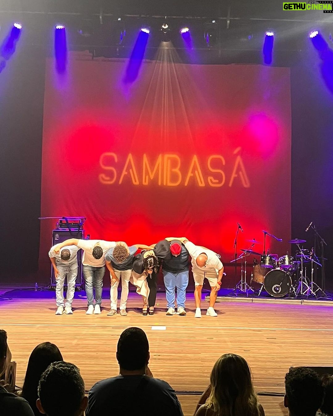 Roberta Sá Instagram - Quero agradecer a todos que estavam no show em Recife, essa cidade tão amada que me recebe tão bem. Bom demais reencontrar vocês! Que coro bonito, do início ao fim! Obrigada! Foi um show especialmente desafiador e preciso contar pra vocês. Até na emergência pediátrica fui bater. Dois dias de febre muito alta da pequena me preocuparam bastante. E mãe, estrada, tem muita coragem sim, mas muita culpa pra fazer isso tudo acontecer. Às vezes me pergunto se é certo expor minha filha a tanto avião, tanto movimento. Sabe? Difícil. Mas preciso e quero trabalhar. E é muito gratificante quando tá todo mundo cantando feliz. Me sinto inteira e realizada e sei do privilégio que tenho de poder levá-la comigo. Amanheci na sexta com a virose da Lina em mim. Nada mais normal pegar virose de filho, né? Um salve para o corticoide e o antibiótico (que eu tomei, não ela!). Raspei a energia que tinha pra não cancelar o show. Aí, hoje, li algumas cobranças sobre o fato de eu não ter atendido fãs. De fato, desde a gravidez, não tenho atendido. Não tem sido fisicamente possível pra mim. Pelo cansaço, e também porque amamento. Acabei o show, recebi pouquíssimos amigos - que inclusive me ajudaram no corre pronto socorro - e fui pro hotel. Quando cheguei, minha filha tinha acabado de acordar. Amamentei, coloquei-a de volta pra dormir. Dormimos até 5 da manhã. Amamentei de novo. Dormimos até as 8h. Depois de ter entregado um show inteiro, exausta, com febre, calafrio e cuidando de um bebê de 11 meses. Tenho lido muito sobre a falta de apoio da sociedade com a lactante e agora sinto na pele. Podia fingir que não ligo. Mas fico triste. Tô fazendo o que posso, até além. Não consigo mais que isso. Eu sempre atendo todo mundo. Mas até a Lina desmamar naturalmente, eu vou sair do show correndo para amamentá-la. Isso é inegociável pra mim. Ela primeiro, sempre. Fato que um homem jamais entenderá a exaustão que é carregar um bebê nove meses e depois parir, amamentar, isso tudo trabalhando, sorrindo, se entregando, no palco. Mas isso é outro assunto. No mais, sejam gentis com as mães. PS.: Lina tá ótima, eu tô um bagaço. Vamos ficar bem! 📸 + 🎥 @flaveetcho @pedro_seiler @toscano_pedro Teatro Guararapes