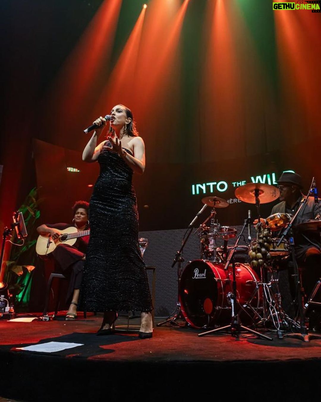 Roberta Sá Instagram - Que noite! Tive a alegria de repetir a dobradinha e cantar ao lado do imenso @arnaldo_antunes, exaltando o samba, ritmo dos mais importantes da cultura brasileira. Tudo isso celebrando a icônica coleção Panthère, da @cartier, na festa "Into The Wild". Styling: @marina____franco Make: @sandrobarreto Vestido: Vintage @calvinklein para @txellovintage 📸 @patricksister (1-4-5) e @helsongomes (2-3) São Paulo, Brazil