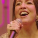 Roberta Sá Instagram - Samba aqui, Samba ali, Sambasá chegando nesta sexta, 1° de dezembro, em Recife ✨ E quero ver todo mundo de Sorriso Aberto cantando Jovelina Pérola Negra comigo. Vem, vem, vem! Ingressos à venda pelo link da minha bio. 🎥 "Sorriso Aberto" fecha o Sambasá - Ao Vivo, disponível nos apps de música e em vídeo, no meu canal do YouTube. Bota pra tocar! Circo Voador