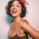 Roberta Sá Instagram - Quem disse no post anterior que eu tava parecendo a GAL, acertou! Nas últimas fotos tem ela: Musa absoluta, que foi inspiração pra esse show na minha cidade, Natal, num carnaval que cresce a cada ano e tanto me orgulha. Ainda teve encontro com minha mana @khrystal que fez show antes e me deu o prazer de delirar comigo. Foi lindo! De quebra , arrastei @danielafernandes.cantora pro palco pra finalizar a festa. Obrigada quem foi la curtir com gente!!! Amo essa cidade, vocês e esse nosso amor que transborda. Styling: @marina____franco Beleza: @marinaschenfert A flor é @santamaria.universe 📸: @luishzvd Natal (Rio Grande do Norte)