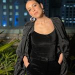 Roberta Sá Instagram - Me vesti bonita para cantar com ele. "Consumado" é uma canção que canto para Lina desde que ela nasceu. Gravei "Se For Pra Mentir" no álbum Delírio. Sim, sou muito fã de @arnaldo_antunes e foi com imensa honra - e alegria - que dividi o palco com ele pela primeiríssima vez. Arrasta pro lado pra ver alguns momentos desse evento corporativo que fizemos juntos em São Paulo! E foi tudo tão lindo que, em breve, essa dobradinha vai atacar novamente!  Make & Hair: @sandrobarreto Styling: euzinha 🙋 (para jobs, link na bio) São Paulo, Brazil