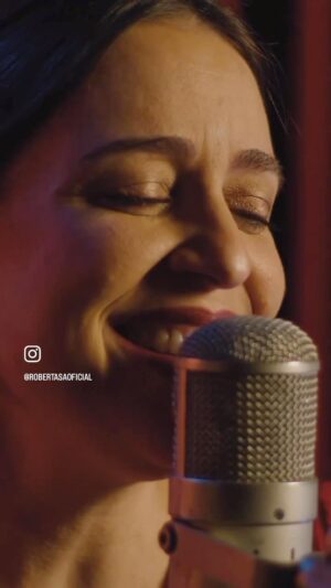 Roberta Sá Instagram - "Pago Pra Ver", com participação especial do genial @zecapagodinho, faz parte do "Sambasá", indicado ao @latingrammys 2023 na categoria Melhor Álbum de Samba / Pagode 🎶 O clipe, aliás, está chegando a UM MILHÃO de visualizações no meu canal do YouTube, que alegria! Já passou por lá pra tacar o play?

🏆 A cerimônia do Grammy Latino acontece nesta quinta, dia 16, em Sevilha, na Espanha. Quem tá na torcida pelo Sambasá? 
__________
#pagopraver #zecapagodinho #samba #pagode #mpb #musicabrasileira #brazilianmusic
