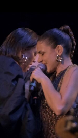 Roberta Sá Instagram - #tbt dessa apresentação deliciosa de “forró do xenhenhém” na casa natura, bom demais dividir o palco com a minha amiga @robertasaoficial🩵💃🏻💃🏻 o vídeo completo tá no meu canal do youtube, e vocês já podem conferir lá! o link tá na bio✨I Crédito 🎥 @gabshand