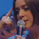 Roberta Sá Instagram - Se liga nesse clássico de @xandedepilares + @arlindocruzobem + @maurojrevelacao gravado pela madrinha @bethcarvalhooficial 👑 "Samba de Arerê" tá no Sambasá - Ao Vivo e quero saber quem aqui não consegue parar de sambar quando ouve essa 💃🏽 Circo Voador