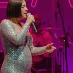 Roberta Sá Instagram - 🎶 “Fala baixinho que ninguém pode saber que a gente tá aqui 🤫 Sucesso do Grupo Revelação, “Fala Baixinho (Shiii)” está no repertório do Sambasá - Ao Vivo 🎶 Assista ao vídeo completo no meu canal do YouTube e ouça o álbum no seu app de música preferido! Rio de Janeiro, Rio de Janeiro
