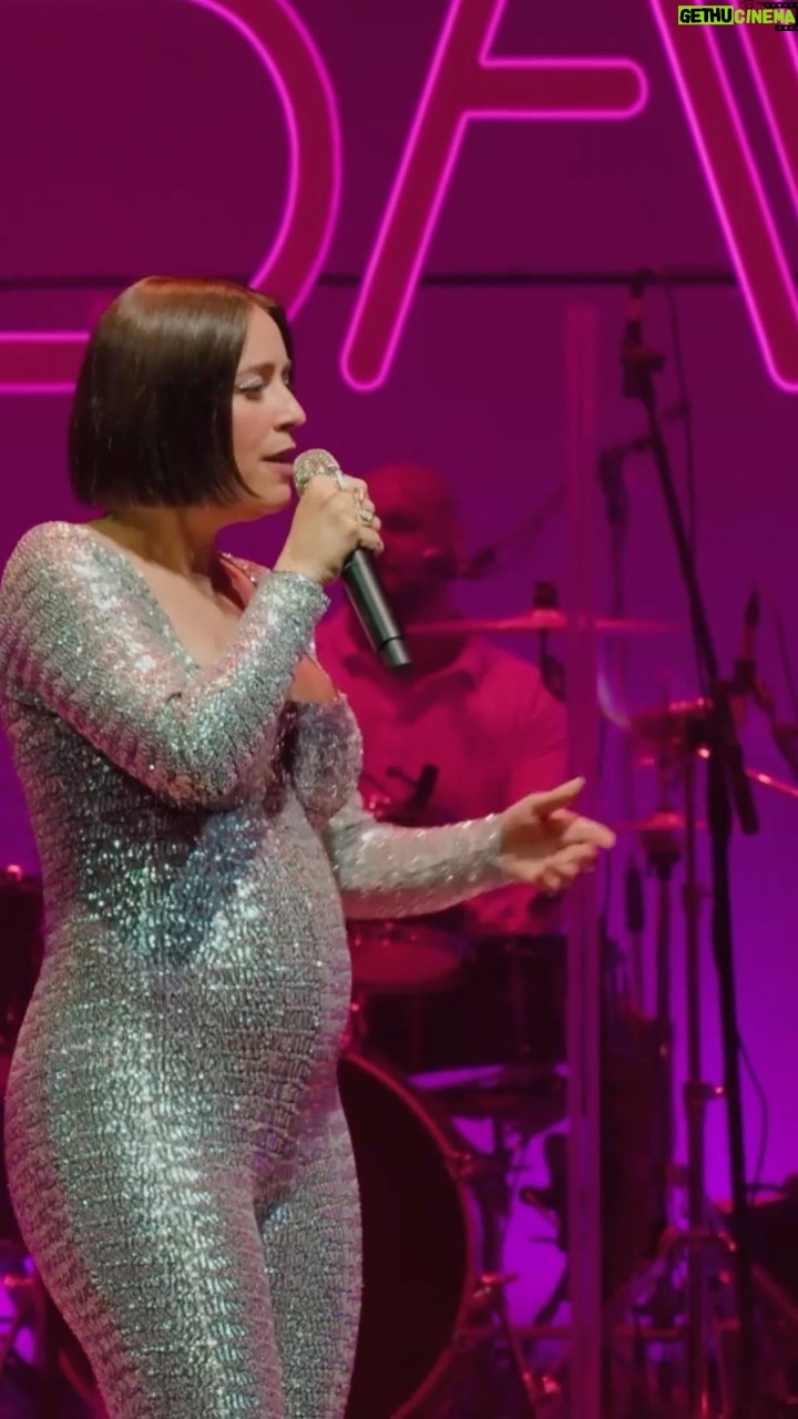 Roberta Sá Instagram - 🎶 “Fala baixinho que ninguém pode saber que a gente tá aqui 🤫 Sucesso do Grupo Revelação, “Fala Baixinho (Shiii)” está no repertório do Sambasá - Ao Vivo 🎶 Assista ao vídeo completo no meu canal do YouTube e ouça o álbum no seu app de música preferido! Rio de Janeiro, Rio de Janeiro