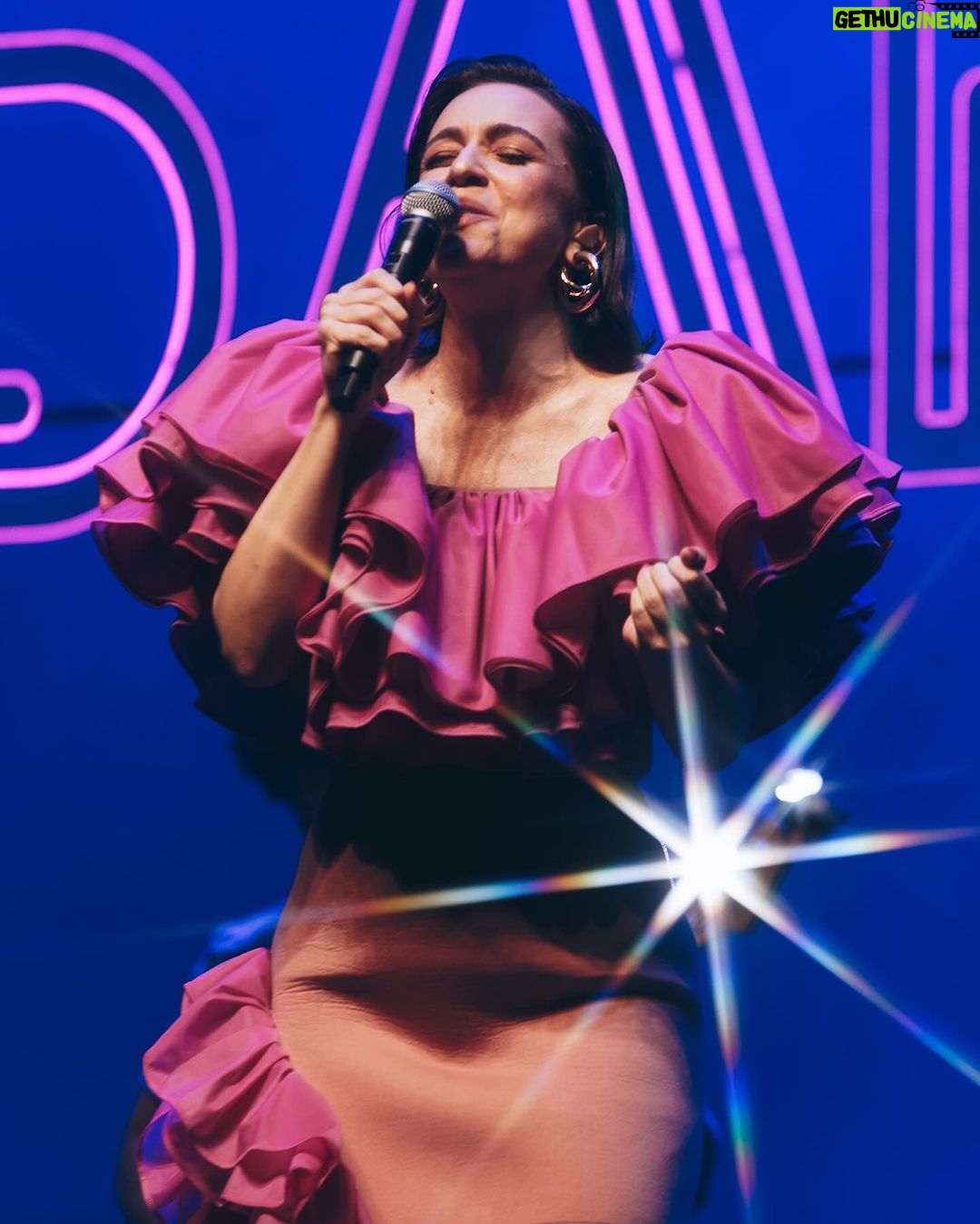 Roberta Sá Instagram - EM DEZEMBRO ⚠️ Recife, Olinda e arredores… Tem Sambasá no Teatro Guararapes na véspera do Dia do Samba 🎶 Dia 1º de dezembro tô na área pra matar a saudade e celebrar esse ritmo tão brasileiro. Ingressos à venda pelo link da bio. 👉🏽 Marca nos comentários quem vai sambar muito em Recife com você! 📸 @karymefranca