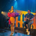 Roberta Sá Instagram - E vou de making of, que é pra dar um gostinho do que vem por aí nesta sexta, na novela Fuzuê, na Globo 💃🏽 Quem vai acompanhar o Sambasá no Beco do Gambá? Quero ver todo mundo comentando aqui 🤩 Banda: @alaanmonteiro (direção musical e cavaquinho), @deaquinogabriel (violão), @thiaguinhocastro (pandeiro) e @jessicalanceurbano (tantã / surdo). Beleza: @rikmotta e @apaulinhacunha Edição de vídeo: @thatyaguiar Estúdios Globo