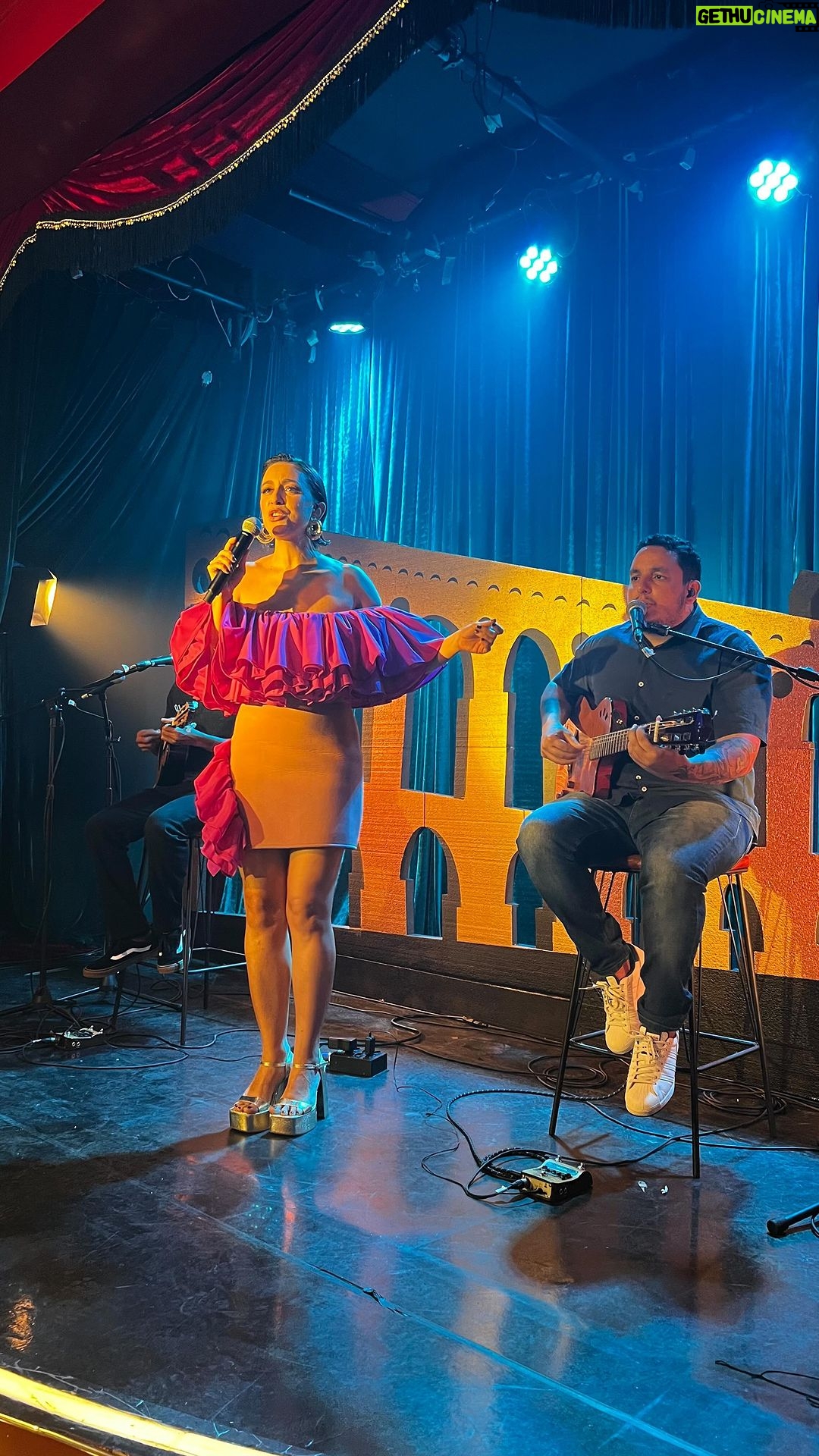Roberta Sá Instagram - E vou de making of, que é pra dar um gostinho do que vem por aí nesta sexta, na novela Fuzuê, na Globo 💃🏽 Quem vai acompanhar o Sambasá no Beco do Gambá? Quero ver todo mundo comentando aqui 🤩 Banda: @alaanmonteiro (direção musical e cavaquinho), @deaquinogabriel (violão), @thiaguinhocastro (pandeiro) e @jessicalanceurbano (tantã / surdo). Beleza: @rikmotta e @apaulinhacunha Edição de vídeo: @thatyaguiar Estúdios Globo
