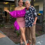 Roberta Sá Instagram - Uma foto com o gigante @aryfontoura (honra máxima!) pra balançar seu feed e anunciar uma novidade, dada em primeiríssima mão pela coluna da @monica_bergamo: nesta sexta, dia 20, vai ao ar minha participação em Fuzuê ❤️ Podem espalhar a notícia - quero ver todo mundo ligado na Globo na hora da novela das 19h! 📸 @miriamroia Beleza: @rikmotta + @apaulinhacunha Estúdios Globo