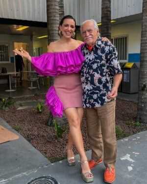 Roberta Sá Instagram - Uma foto com o gigante @aryfontoura (honra máxima!) pra balançar seu feed e anunciar uma novidade, dada em primeiríssima mão pela coluna da @monica_bergamo: nesta sexta, dia 20, vai ao ar minha participação em Fuzuê ❤️ Podem espalhar a notícia - quero ver todo mundo ligado na Globo na hora da novela das 19h!

📸 @miriamroia 
Beleza: @rikmotta + @apaulinhacunha