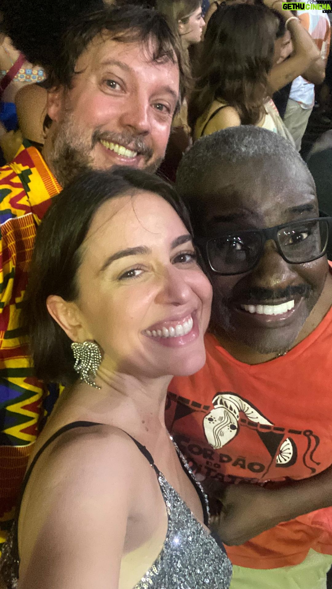Roberta Sá Instagram - Sempre trabalhei muito no Carnaval. Como eu gosto de fazer a festa! E @paulinodias.oficial nunca podia tocar comigo nos ensaios e desfile do @cordaodoboitata. Ficava intrigada com tamanha entrega e lealdade. Achava bonito e quando podia, ia. Mas foi depois da pandemia que eu entendi que o Boitatá não é só um bloco de carnaval. É uma religião, onde a música é a Deusa máxima, Moacir Santos, Villa-Lobos são apóstolos, e nós, fiéis dessa folia que me fez enxergar que alegria é também política, já que eles resistem sem patrocínio por opção , porque não querem virar massa de manobra. Eu acho tão bonito, nobre e fundamental que isso exista. Então, além de convidar você pro próximo ensaio segunda feira no Bola Preta, peço pra que colabore com esse patrimônio cultural do Rio de Janeiro, que entre choros e alegrias nos faz sobreviver e respirar a cada fevereiro. Encontrei um monte de amigo, dei uma canja marota e voltei pra casa com coração preenchido de tanta beleza e afeto! Pronta pra próxima missa! pixboitata@gmail.com