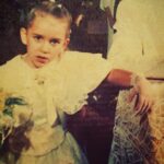 Roberta Sá Instagram - Queria dizer pra essa mini-querida de 1986 que, sim, a vida fica mais difícil do que aguentar uma cerimônia de casamento num calor de 40 graus nessa roupa que sua avó fez pra você 🥵 Você estava se sentindo linda com essa trança raiz e realizou o sonho de ser daminha, mas não sabia ainda que sua pressão é baixa e você tem que comer coisas frescas quando a temperatura sobe. Ah, o cansaço vai piorar bastante quando a maternidade chegar! Mas, também, aumentam o amor e a satisfação em existir nesse mundão maluco de meus Deus. Feliz Dia das Crianças! #DiaDasCriancas