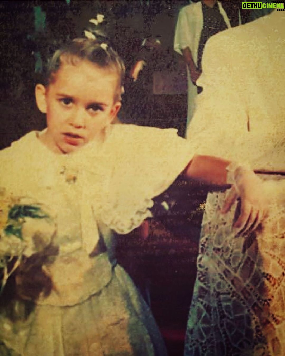 Roberta Sá Instagram - Queria dizer pra essa mini-querida de 1986 que, sim, a vida fica mais difícil do que aguentar uma cerimônia de casamento num calor de 40 graus nessa roupa que sua avó fez pra você 🥵 Você estava se sentindo linda com essa trança raiz e realizou o sonho de ser daminha, mas não sabia ainda que sua pressão é baixa e você tem que comer coisas frescas quando a temperatura sobe. Ah, o cansaço vai piorar bastante quando a maternidade chegar! Mas, também, aumentam o amor e a satisfação em existir nesse mundão maluco de meus Deus. Feliz Dia das Crianças! #DiaDasCriancas