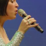 Roberta Sá Instagram - "Você não vai perturbar minha paz Nem vai fazer com que eu saia do tom" Sucesso na voz da Rainha @bethcarvalhooficial, "Colabora" é canção de @serginhomeritioficial que foi gravada no Sambasá - Ao Vivo 🎶 Assista ao vídeo completo no meu canal do YouTube e ouça o álbum no seu app de música preferido! Circo Voador