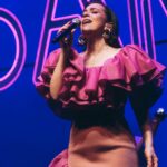 Roberta Sá Instagram - Foto em ação com o Sambasá pra lembrar que tem show chegando - e, em breve, anuncio mais uma data pra este ano. Em que cidade você acha que vai ser, hein? 📍18.11 | NATAL Festival @ribeiraboemia 📍01.12 | RECIFE Teatro Guararapes 📸 @karymefranca